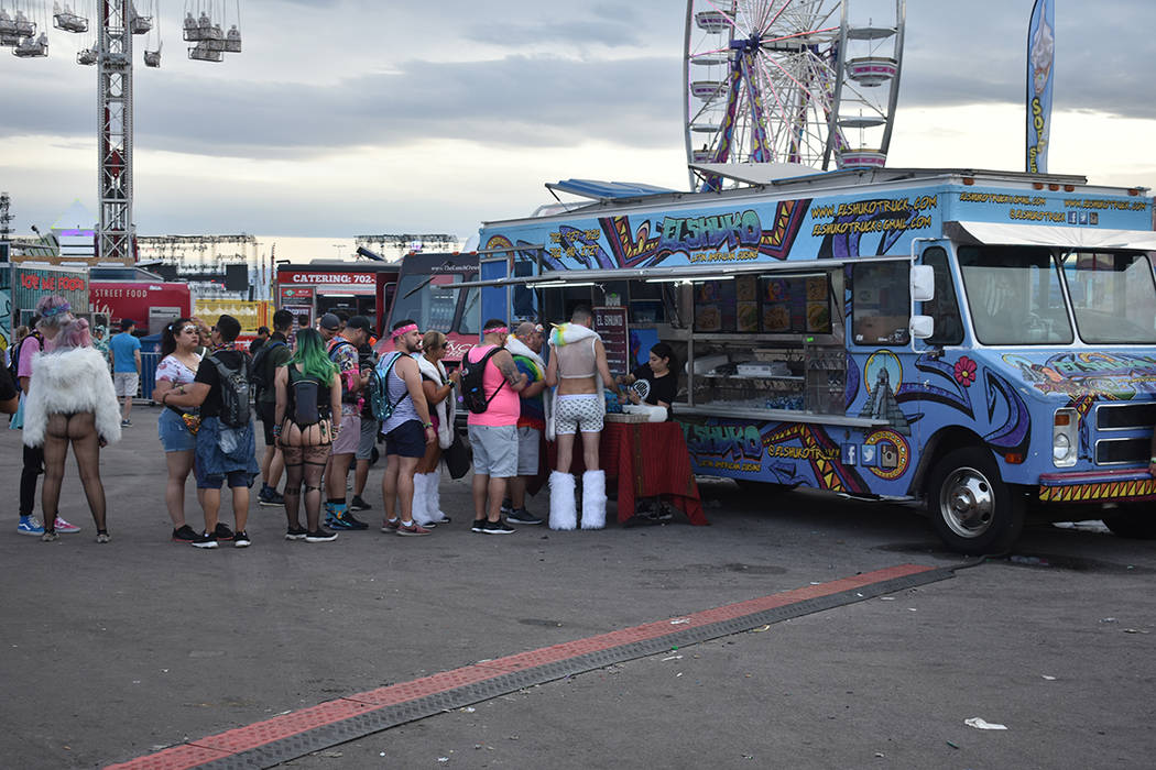 Además de la música, los asistentes pudieron disfrutar de distintas atracciones y alimentos. ...