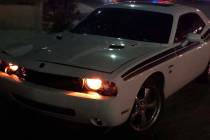 Un Dodge Challenger blanco conducido por un oficial fuera de servicio del Departamento de Polic ...