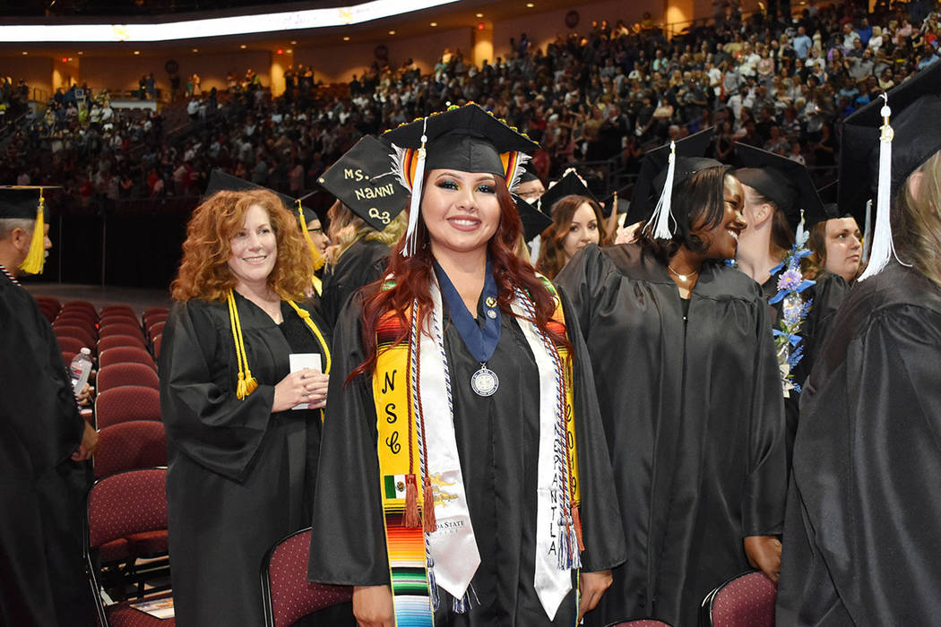 Alejandra Linares-Sierra, reconocida como “2019 Student Spotlight”, portaba una estola con ...