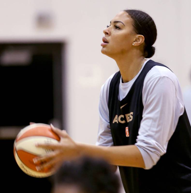 La centro de las Aces, Liz Cambage, durante la práctica en el Cox Pavilion en Las Vegas el mar ...