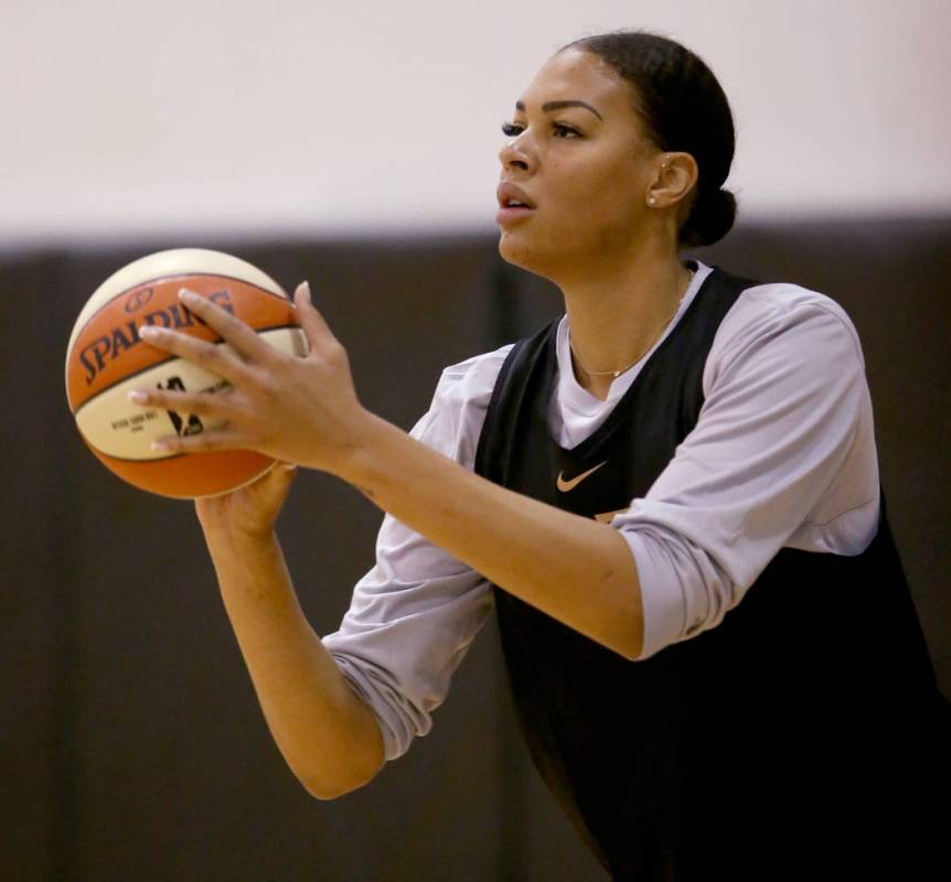 La centro de las Aces, Liz Cambage, durante la práctica en el Cox Pavilion en Las Vegas el mar ...