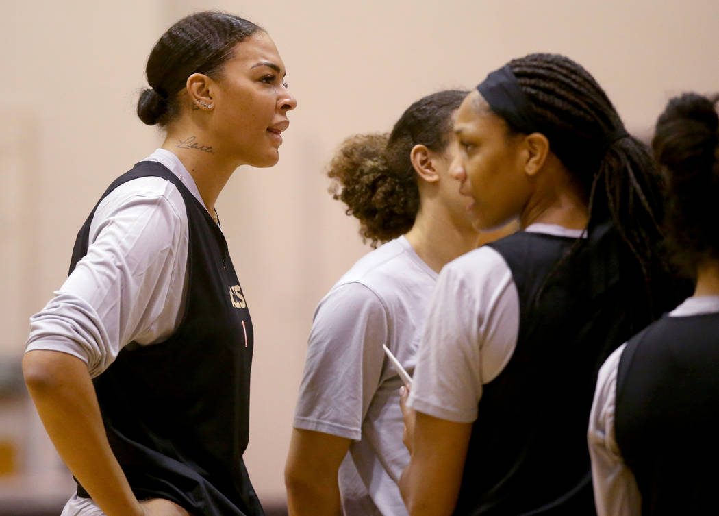 La centro de las Aces, Liz Cambage, durante la práctica en el Cox Pavilion en Las Vegas el mar ...