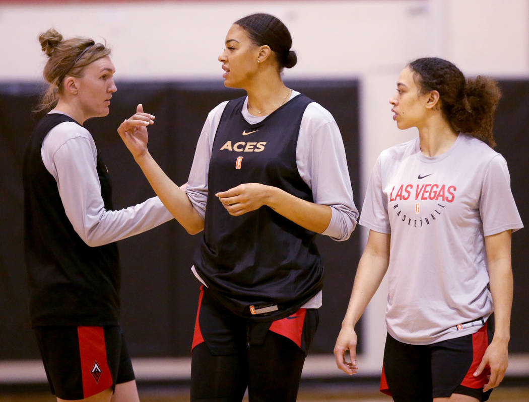 La centro de las Aces, Liz Cambage, centro, con Carolyn Swords, a la izquierda, y Dearica Hamby ...