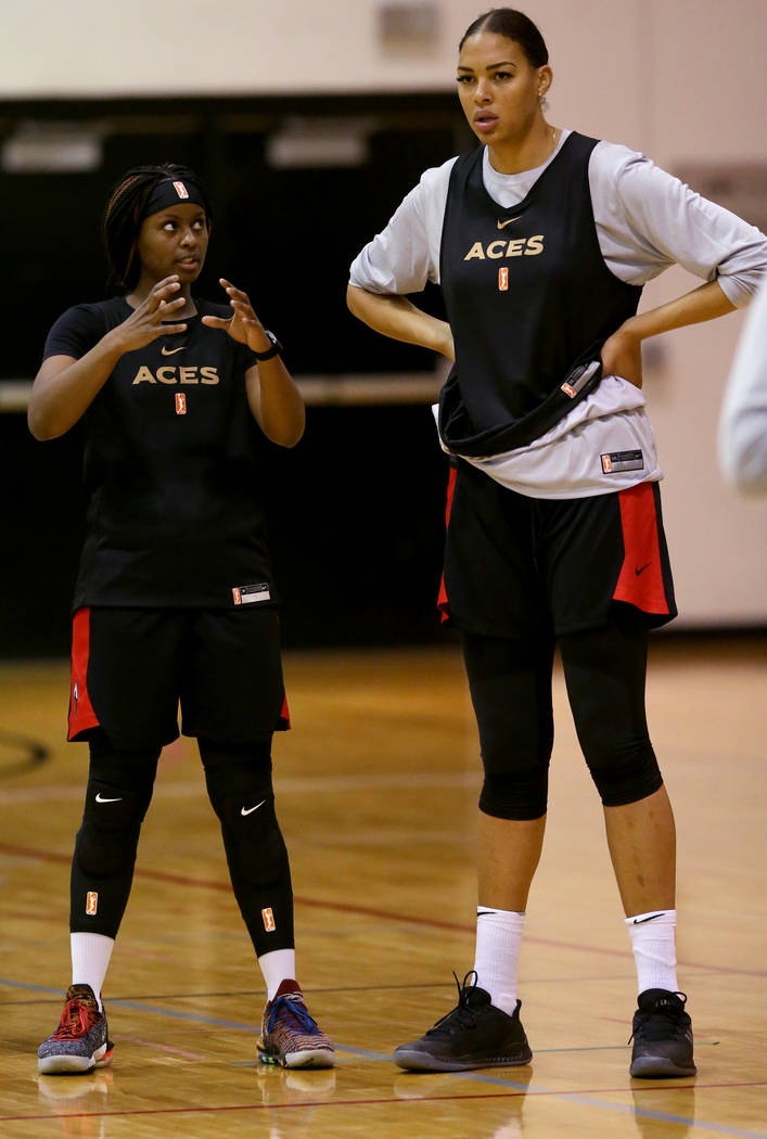 La centro de las Aces, Liz Cambage, durante la práctica en el Cox Pavilion en Las Vegas el mar ...