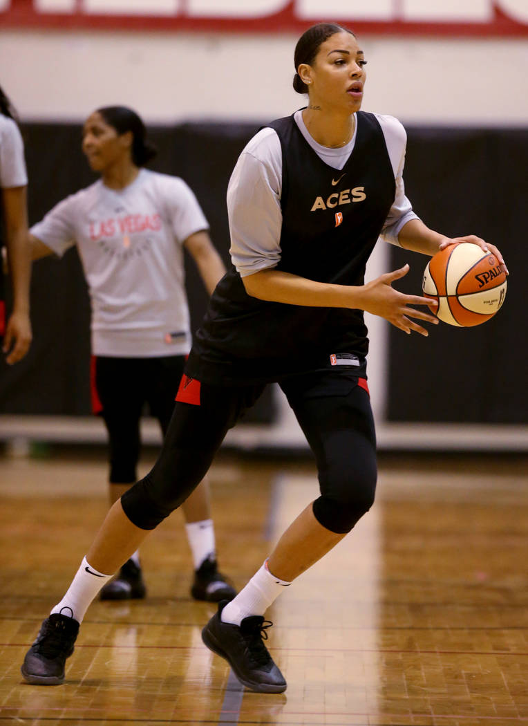 La centro de las Aces, Liz Cambage, durante la práctica en el Cox Pavilion en Las Vegas el mar ...