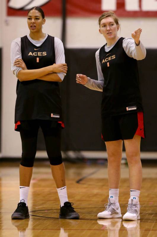 La centro de las Aces, Liz Cambage, izquierda, y la delantera Carolyn Swords durante la prácti ...