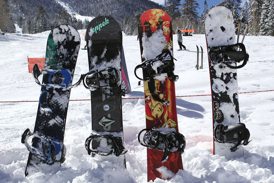 Snowboards sobresalen de la nieve fresca en Lee Canyon, en las afueras de Las Vegas, el lunes 1 ...