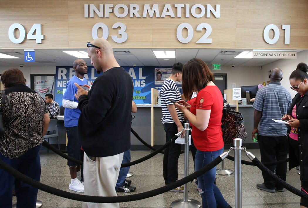 Los clientes esperan en línea el DMV en la oficina de East Sahara el viernes 10 de mayo de 201 ...