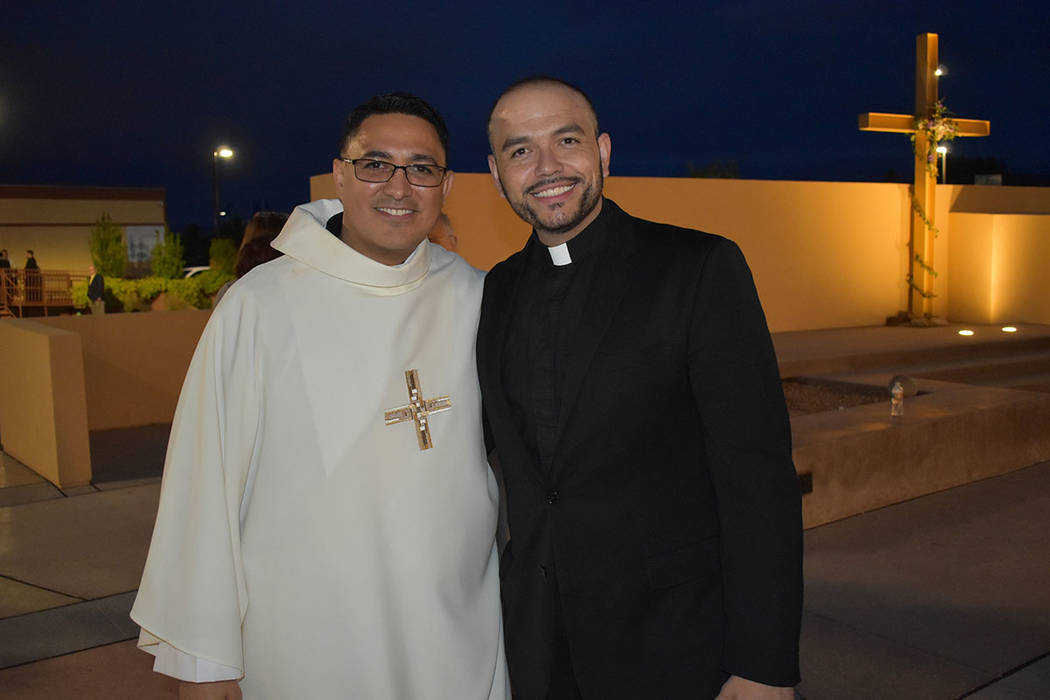 El Padre Miguel Corral, derecha, acompañó a su colega Rogelio Molina a la ordenación que com ...