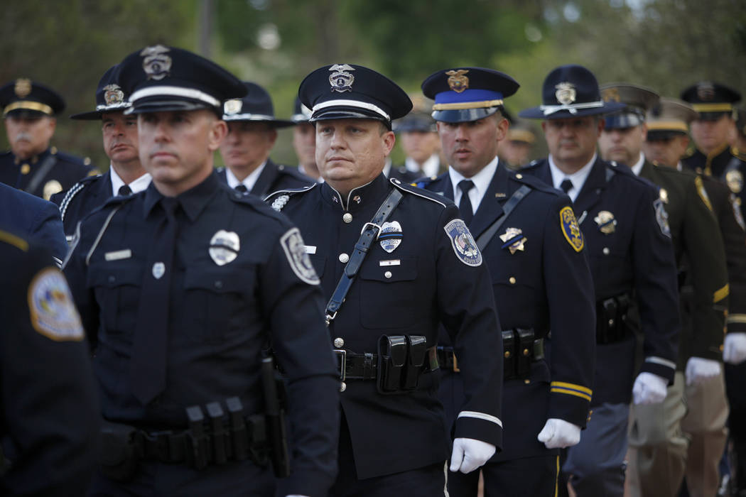 La guardia de honor camina al frente del servicio conmemorativo de los oficiales de policía de ...