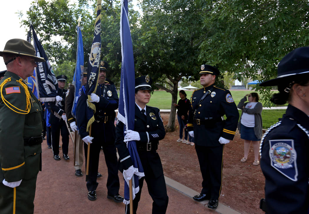 La escolta abanderada camina hacia el escenario en el servicio conmemorativo de los oficiales d ...