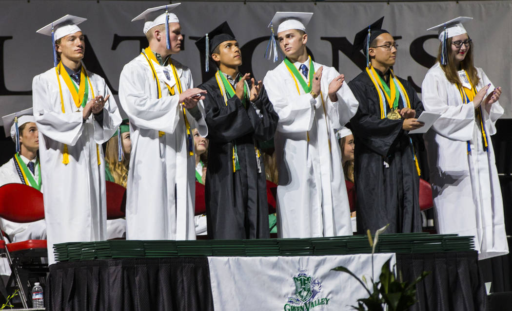 Graduados de la escuela Green Valley, desde la izquierda, Jack Burgess, Tuff Donovan, Xavier Ga ...