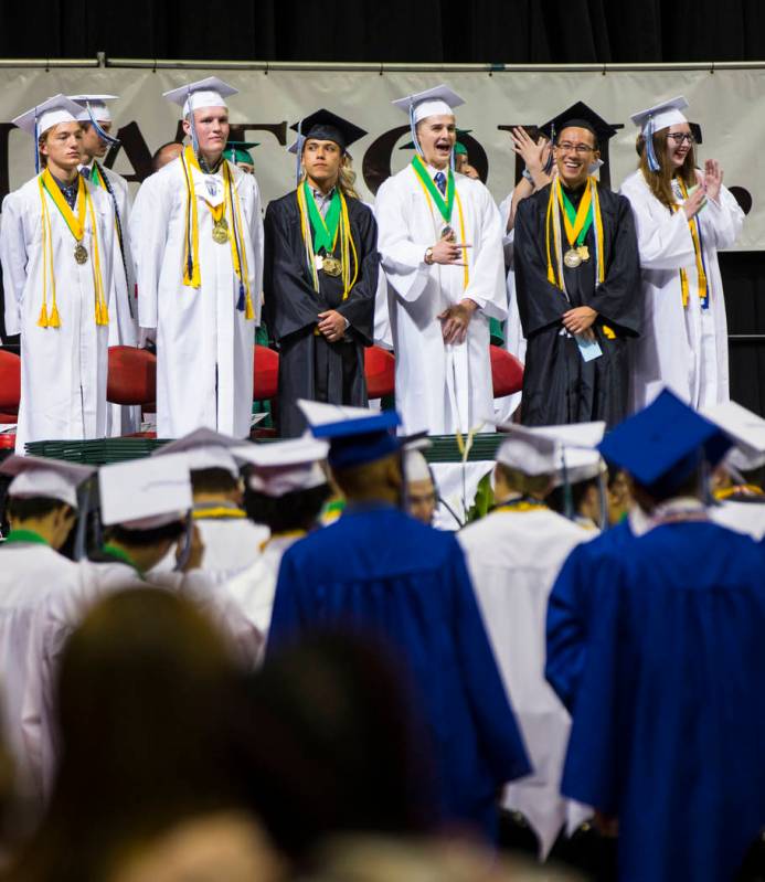Graduados de la escuela Green Valley, desde la izquierda, Jack Burgess, Tuff Donovan, Xavier Ga ...