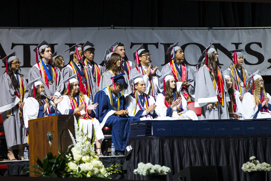 Los graduados de la escuela Coronado, quienes lucen túnicas grises, son reconocidos durante la ...
