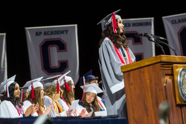 Olivia Yamamoto, graduada valedictorian de Coronado High School, habla durante la ceremonia de ...
