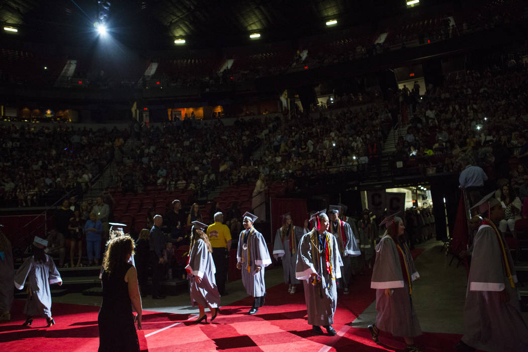 Graduados valedictorians de la escuela Coronado, caminan durante la procesión en su ceremonia ...