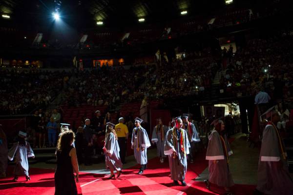 Graduados valedictorians de la escuela Coronado, caminan durante la procesión en su ceremonia ...