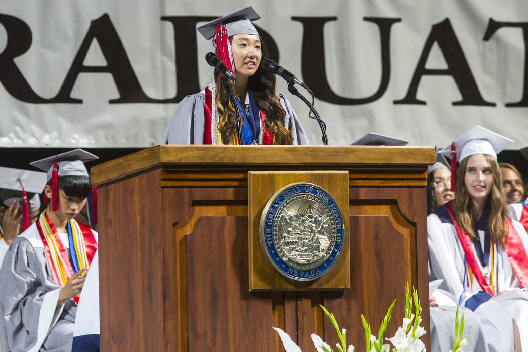 La graduada valedictorian de Coronado High School, Amy Kang, habla durante la ceremonia de grad ...