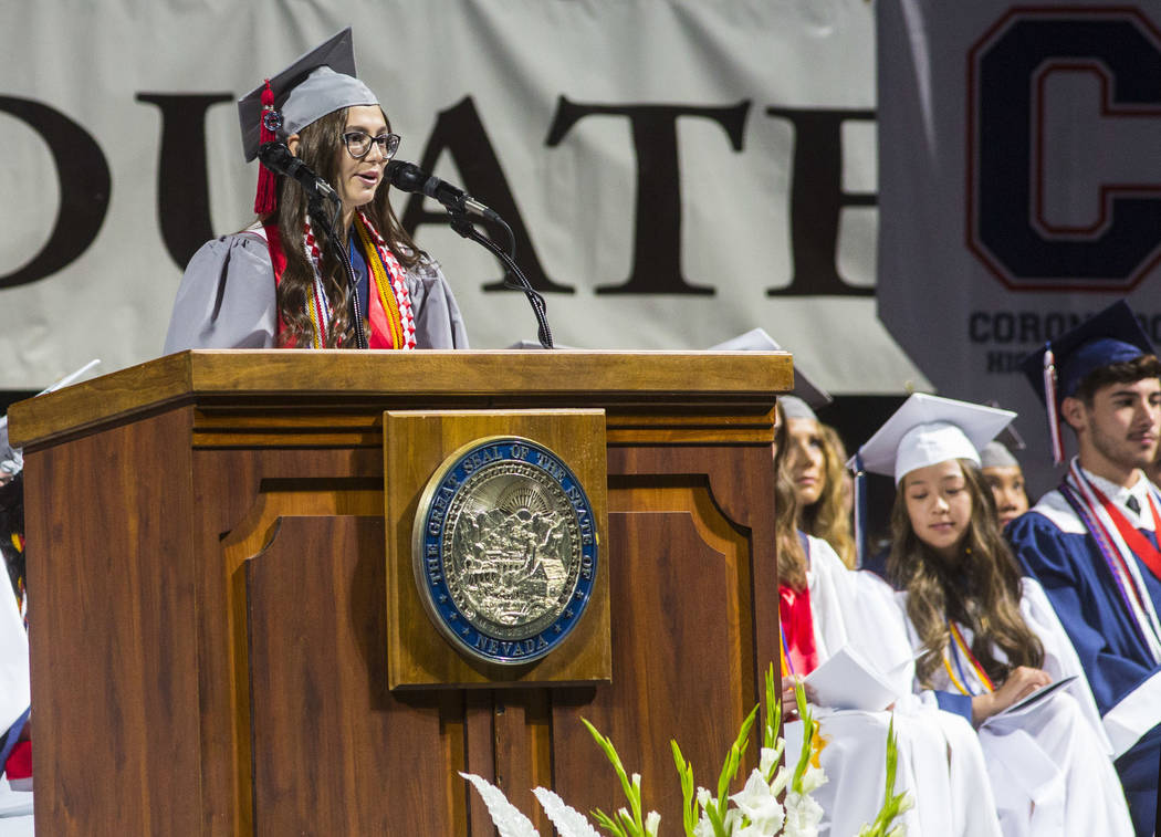 La graduada valedictorian de Coronado High School, Katie Mars, habla durante la ceremonia de gr ...