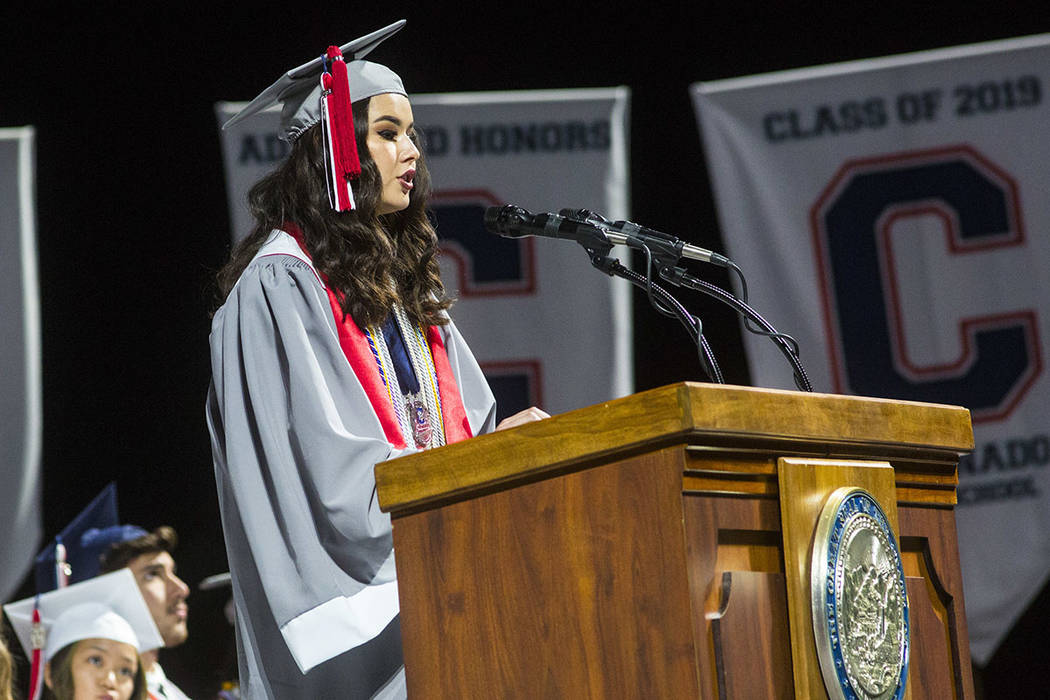La graduada valedictorian de Coronado High School, Olivia Yamamoto, habla durante la ceremonia ...
