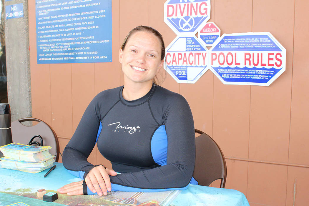 La entrenadora de delfines, Amanda Mayers, encontró su profesión por haber aprendido a nadar. ...