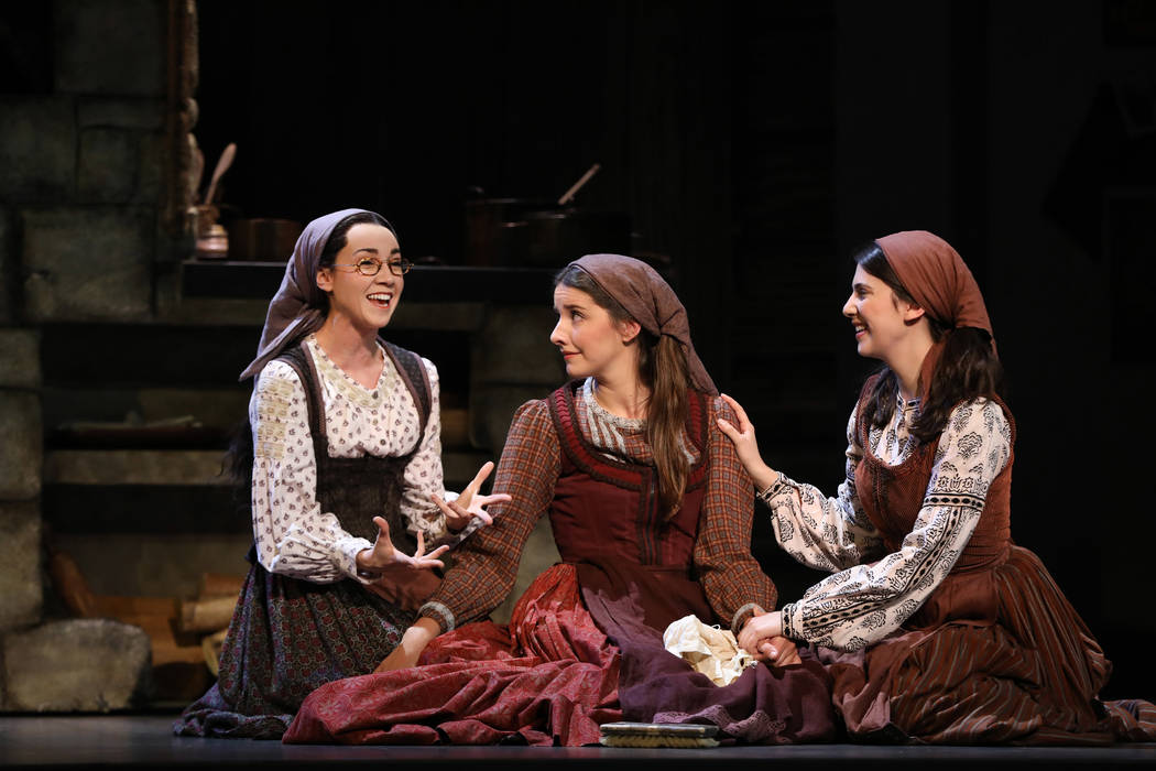 Natalie Anne Powers, Mel Weyn y Ruthy Froch retratan a las hijas de Tevye en "Fiddler on the Ro ...