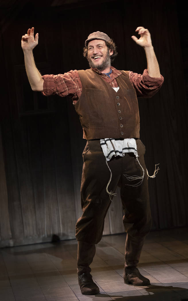 Yehezkel Lazarov como Tevye en "Fiddler on the Roof". (Joan Marcus)