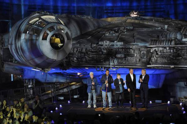 De izquierda a derecha, el creador de la franquicia cinematográfica "Star Wars" George Lucas, ...