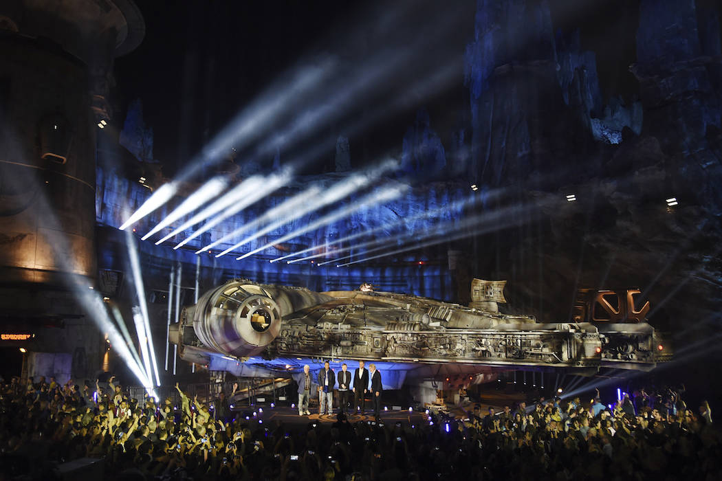 La nave estelar Millennium Falcon se representa en el escenario durante una ceremonia de dedica ...