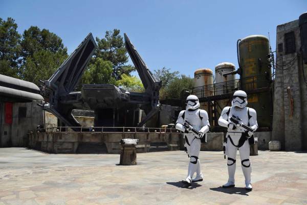 Los Stormtroopers patrullan el escenario de Tie Echelon durante Star Wars: Galaxy's Edge Media ...