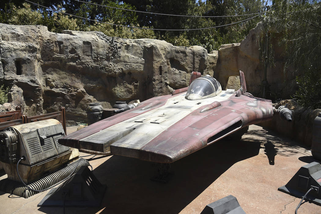Se muestra una nave A-wing durante la Previsualización de Medios de Star Wars: Galaxy's Edge e ...