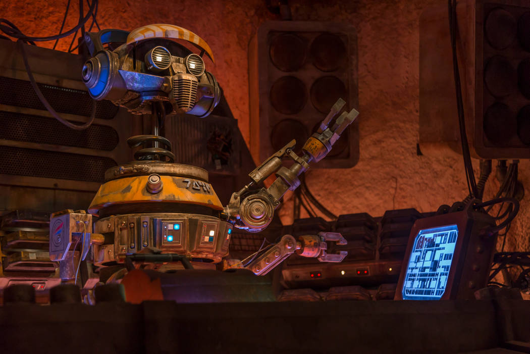 Cuando los huéspedes visiten Star Wars: Galaxy's Edge en Disneyland Park en Anaheim, Californi ...