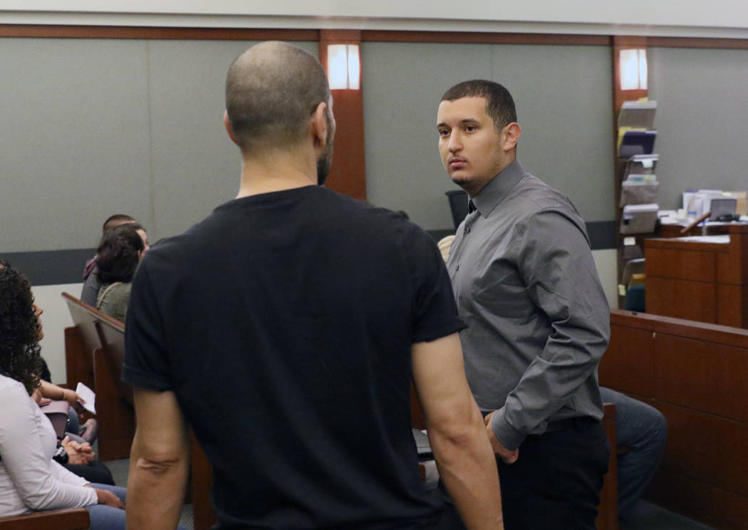 Ryan Mansour, a la derecha, acusado de intento de asesinato por atropellar su novia después de ...