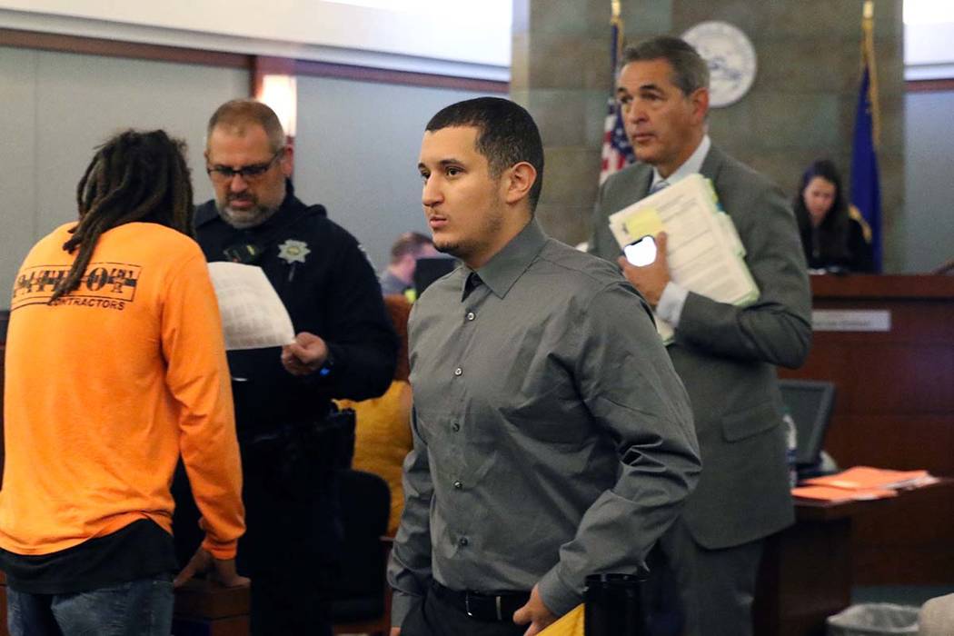 Ryan Mansour, a la derecha, acusado de intento de asesinato por atropellar su novia después de ...