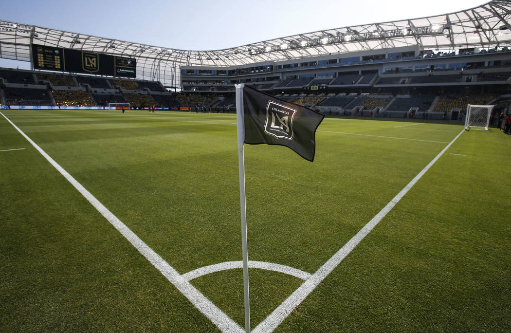 Una bandera de esquina está en el campo antes de un partido de fútbol de la MLS entre Los Ang ...