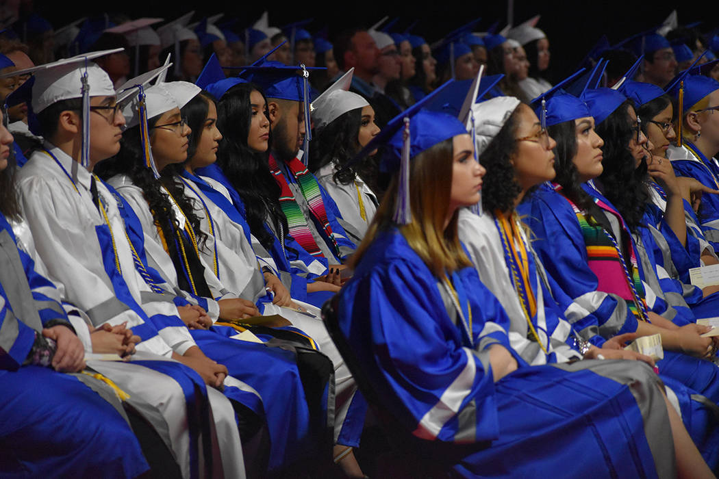61 estudiantes del CCSD, inscritos en el Colegio del Sur de Nevada, se graduaron de la preparat ...