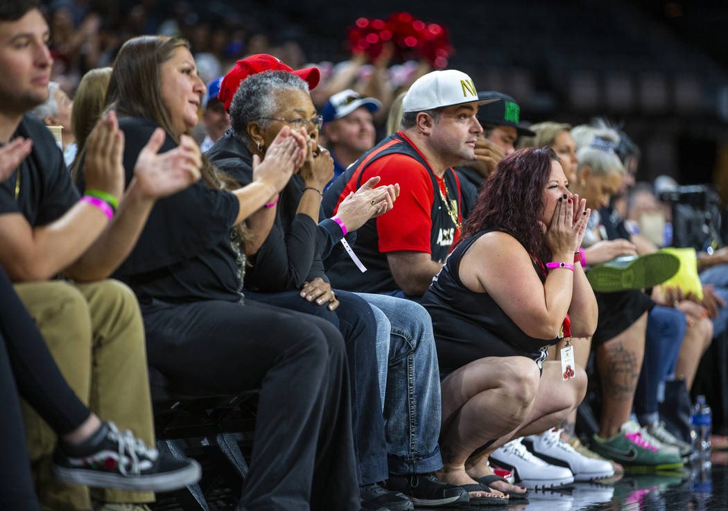 Los fans de Las Vegas Aces animan al equipo en la cancha durante el primer cuarto de un partido ...