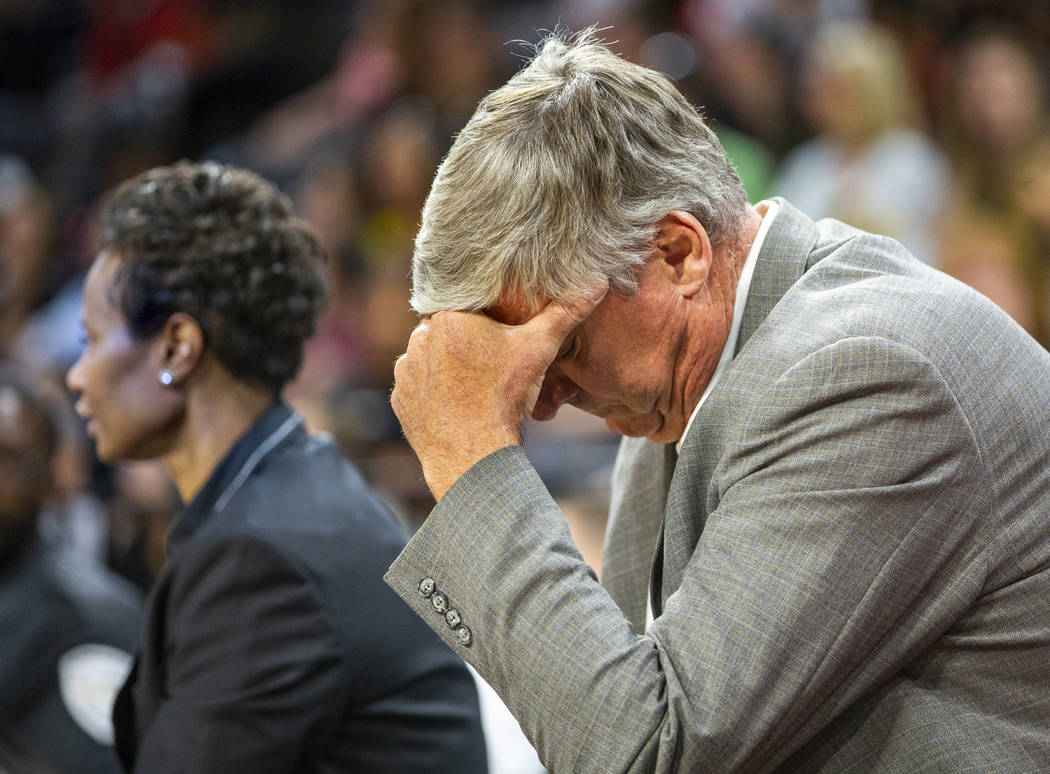 El entrenador de Las Vegas Aces, Bill Laimbeer, se siente un poco frustrado durante el primer t ...
