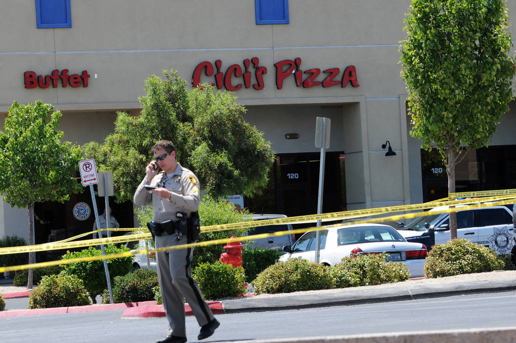 La escena en Cici's Pizza cerca de Nellis Boulevard y Stewart Avenue, donde dos policías de La ...