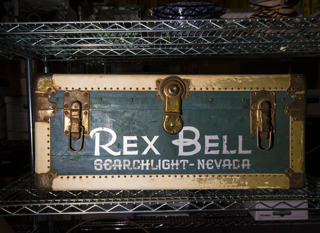 Un baúl con el nombre de Rex Bell, de Walking Box Ranch en Searchlight, en el campus Paradise ...