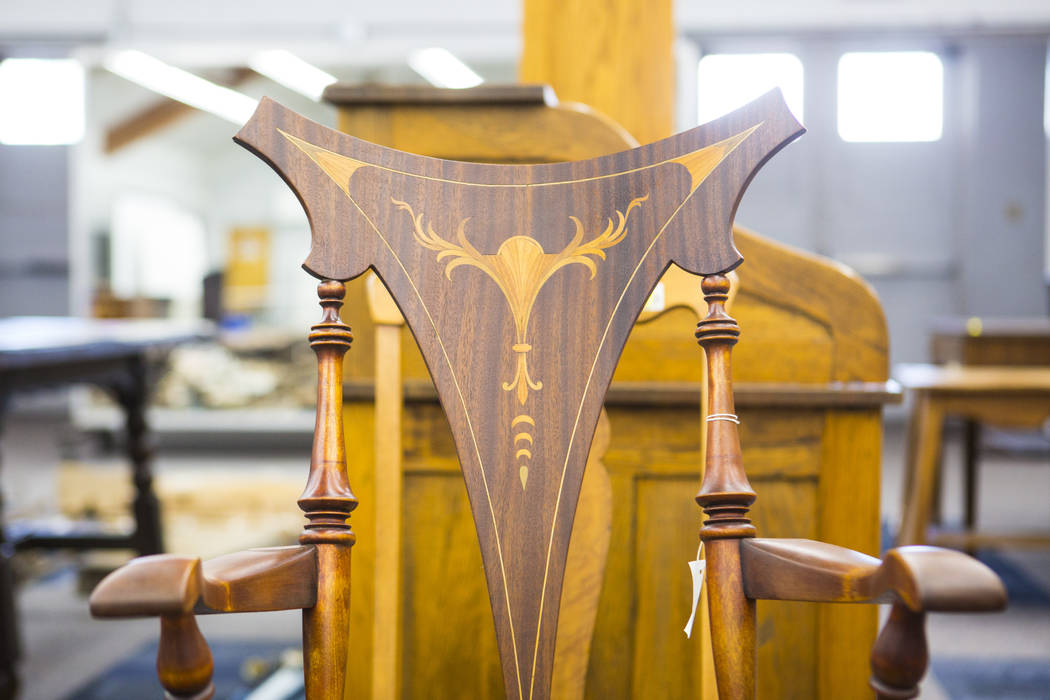 Diseño de carpintería en una silla, de Walking Box Ranch en Searchlight, en el campus Paradis ...