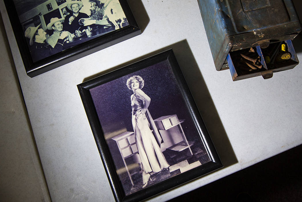 Una foto de Clara Bow se ve desde Walking Box Ranch, en Searchlight, en el campus Paradise de l ...
