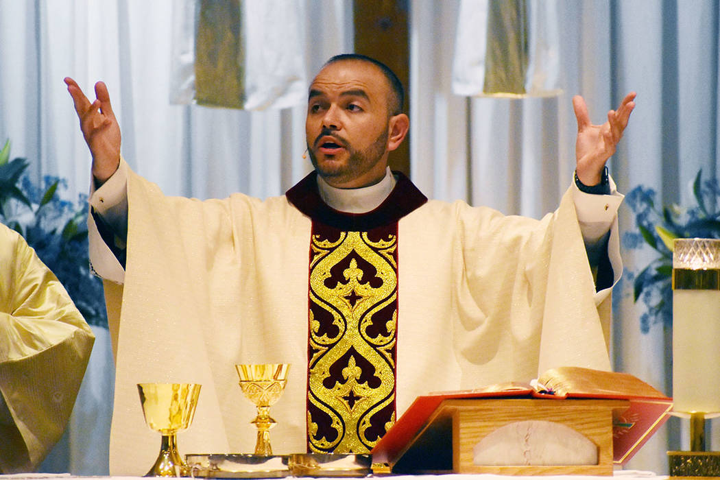 Con una solemne Misa de Acción de Gracias el sacerdote Miguel Corral celebró un año de servi ...