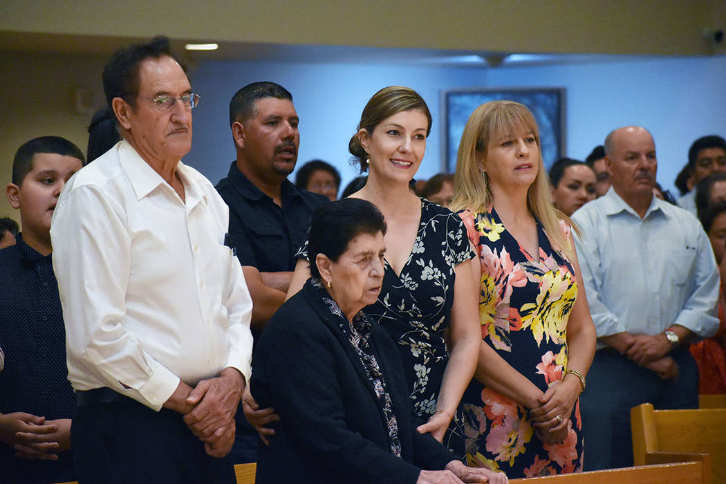 El sacerdote Miguel Corral agradeció el apoyo de su familia. En la foto, sus padres y dos de s ...