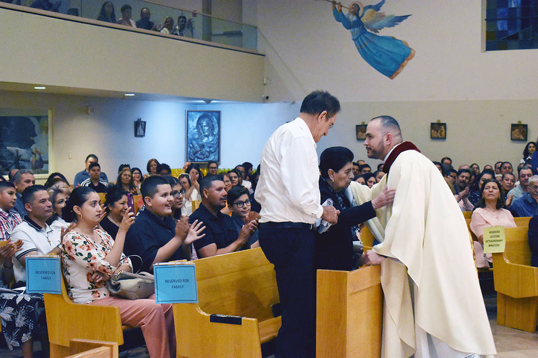 El sacerdote Miguel Corral agradeció el apoyo de su familia. En la foto, entrega a sus padres ...