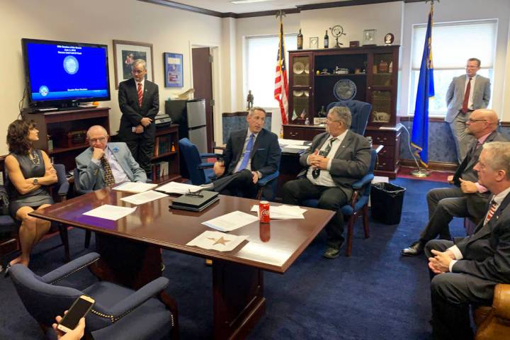 El comité republicano del Senado se reunió con reporteros el lunes, 3 de junio de 2019 a raí ...