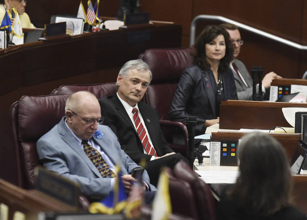 Los senadores de Nevada escuchan mientras la líder de la mayoría en el Senado, Nicole Cannizz ...
