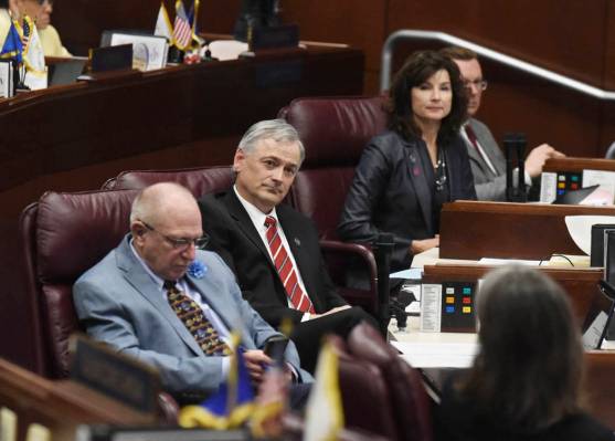 Los senadores de Nevada escuchan mientras la líder de la mayoría en el Senado, Nicole Cannizz ...