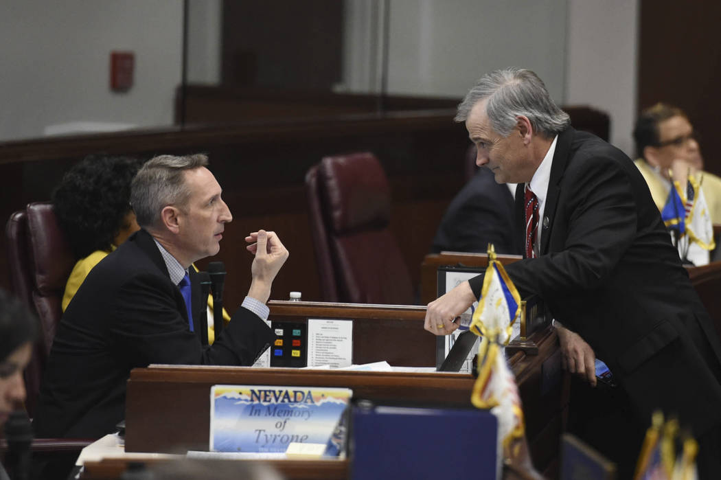 El senador Scott Hammond, a la izquierda, y James Settelmeyer conversan durante un receso en el ...