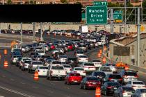 Los carriles de tránsito se reducen en la US 95 que se aproxima a Rancho Drive, ya que los esf ...